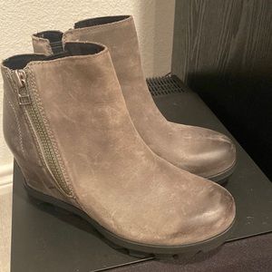 Joan Of Arctic Wedge III Waterproof Leather Booties. Worn a few times
Size: 6.5